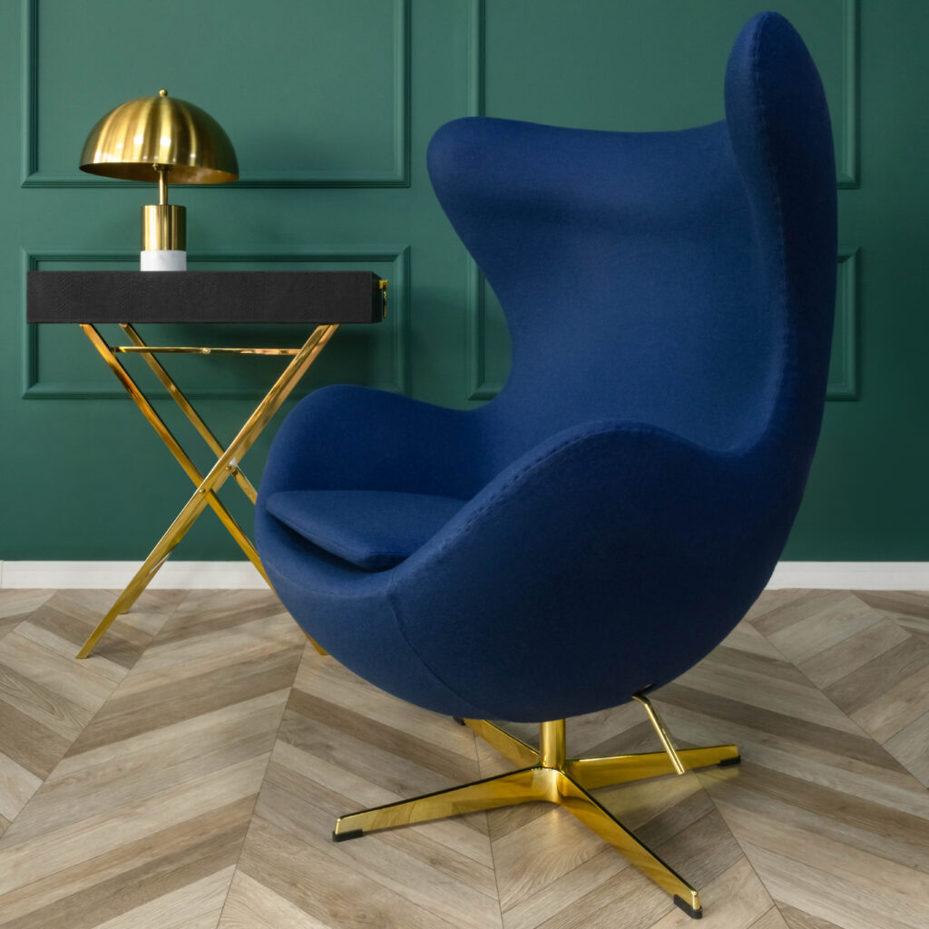 niebieski fotel jajo egg chair